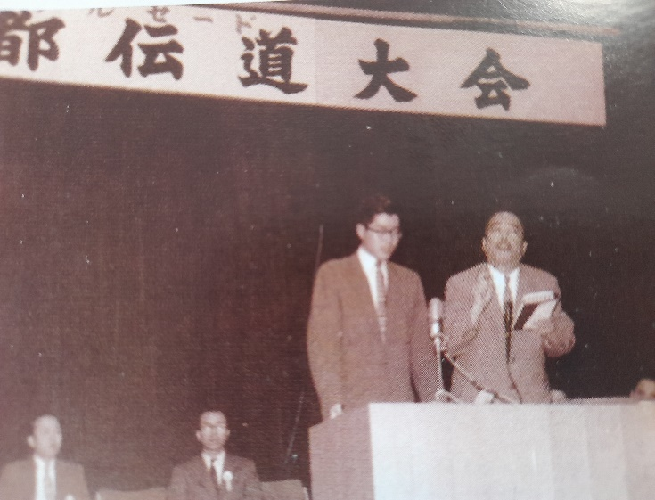 Reverend Timothy Dzao preaching at an evangelistic crusade